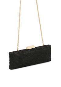 Mustakantainen pitsilaukku suorakulmaisella muodolla, jossa on kullanvärinen lukko ja olkahihna. Kuvioitu kangas kukkakuvioin.