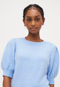 Vero Moda Petite VMDOFFY 2/4 O NECK - Paprasti marškinėliai - little boy blue melange