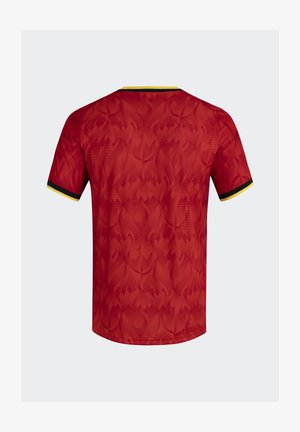 Rode trui met een gestructureerd patroon, korte mouwen en zwart/geel accent op de kraag en mouwen. Gemaakt van lichtgewicht, ademend materiaal.