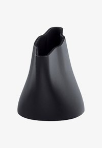 Svart plastvase med en glatt, buet form og en uregelmessig åpning, med en matt tekstur og minimalistisk design.