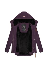 Violeta ārējā jaka ar mīkstu melnu flīsa oderi, kapuci un metāla detaļām. Iespējas ietver logotipa birku uz iekšējās oderes un dekoratīvu šuvumu.