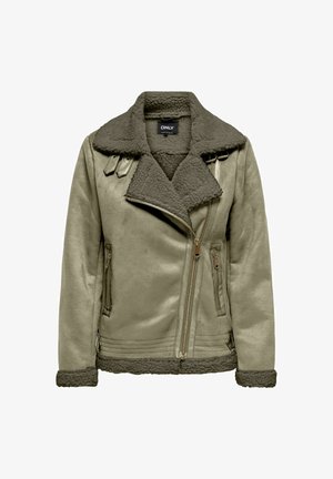 Olive rohelise faux nahast jope, millel on lambanaha krae, tõmblukuga sulgemine ja küljetaskud. Omab metallilisi detaile ja tekstureeritud mansette.