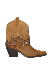 Bota de vaquero de ante beige con punta afilada, decorada con rhinestones marrones en un patrón en zigzag en los laterales y con un tacón apilado.