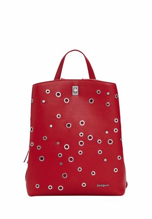 Roter Leder-Rucksack mit silbernen runden Nieten, oberem Griff, vorderem Schloss und kleinem "Desigual"-Logo unten rechts.