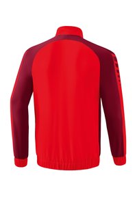 Veste en polyester rouge et bordeaux foncé avec un col haut, des poignets élastiques et une texture lisse ; présente un blocage de couleurs contrastantes sur les manches.