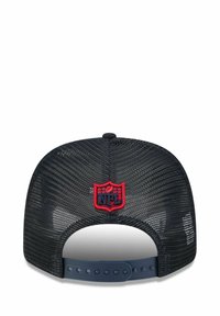 Schwarze Mesh-Baseballmütze mit runder Form, ausgestattet mit einem roten gestickten NFL-Logo und einem verstellbaren Snapback-Verschluss in Marineblau.