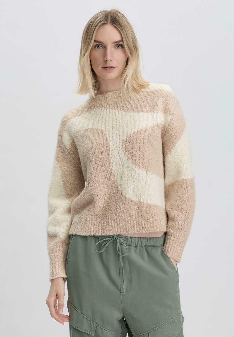 Beige en crèmekleurige gebreide trui met een geribbelde halslijn, een zachte textuur en een cropped fit, gecombineerd met groene cargobroek.