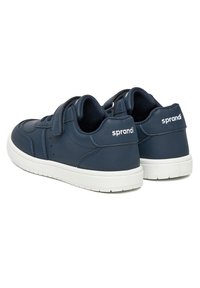 Zapatillas deportivas bajas azul marino con suelas blancas, correas de velcro y el logo "sprandi" en el talón, exhibidas lado a lado mirando hacia atrás.