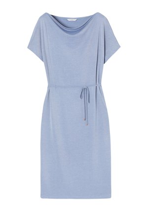 Rochie albastră deschisă cu decolteu drapat, mâneci scurte și curea la talie. Fabricată dintr-un material moale, are o siluetă dreaptă.