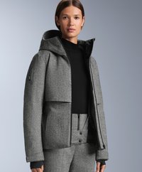 Sivá tkaná bunda s kapucňou, s predným chlopňovým zapínaním, zipsovými vreckami a čiernymi akcentmi. Textúrovaná látka so strihom na mieru.