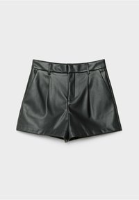 Pantalones cortos negros de cuero sintético con corte cuadrado, detalle plisado en la parte delantera y dos bolsillos frontales. Textura suave y cintura entallada.