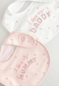Due bavaglini per bambini: uno bianco con stampa floreale rosa e "Amo il mio PAPÀ," e uno rosa con stampa simile e "Amo la mia MAMMA." Tessuto morbido.