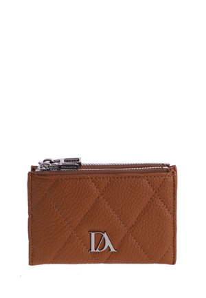 Cartera de cuero marrón con textura, con patrón acolchado de diamantes, logotipo metálico DA en el frente y doble cremallera plateada en la parte superior.