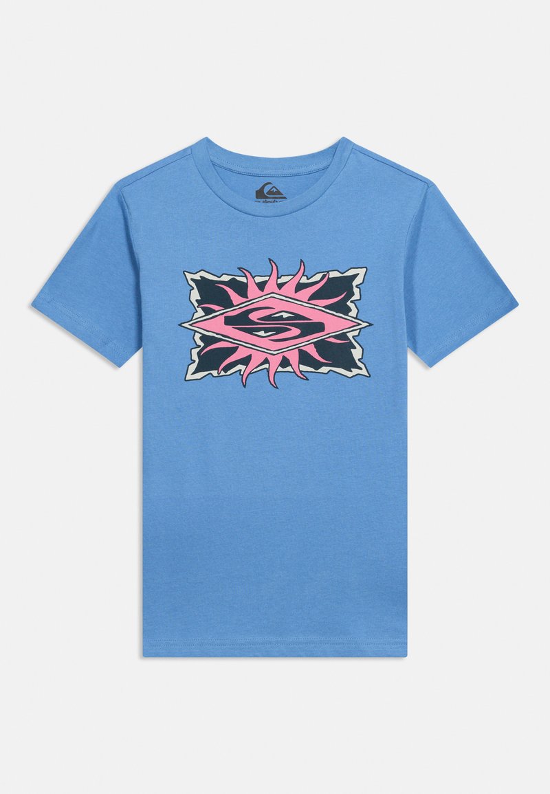 Μπλε κοντομάνικο μπλουζάκι με στρογγυλή λαιμόκοψη, που διαθέτει στο κέντρο ένα γραφικό με ροζ ήλιο και μαύρα και λευκά γεωμετρικά σχήματα.