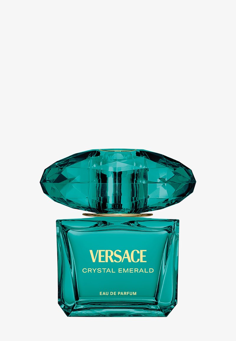 Flacon de Versace Crystal Emerald Eau de Parfum en vert émeraude avec un bouchon facetté évoquant une pierre précieuse et une inscription dorée à l'avant.