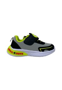 Sneaker sportivo grigio con accenti neri, logo giallo e dettagli sulla suola, materiale testurizzato, cinturino in velcro e suola bianca con motivo.