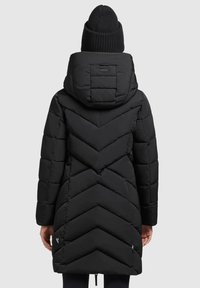Zwarte pufferjas met een chevron-gestikte ontwerp, capuchon, lange mouwen en elastische boorden. Voorzien van een merklabel op de achterkant en zijritsen.