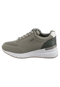 Sneaker leggero verde oliva con tomaia in rete, pannelli testurizzati, colletto imbottito e suola in gomma bianca con un sottile accento del logo.