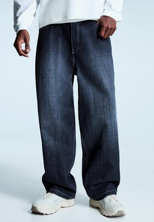 Bershka SUPER WITH STUDDED PATCH - Jeans a sigaretta - royal blue