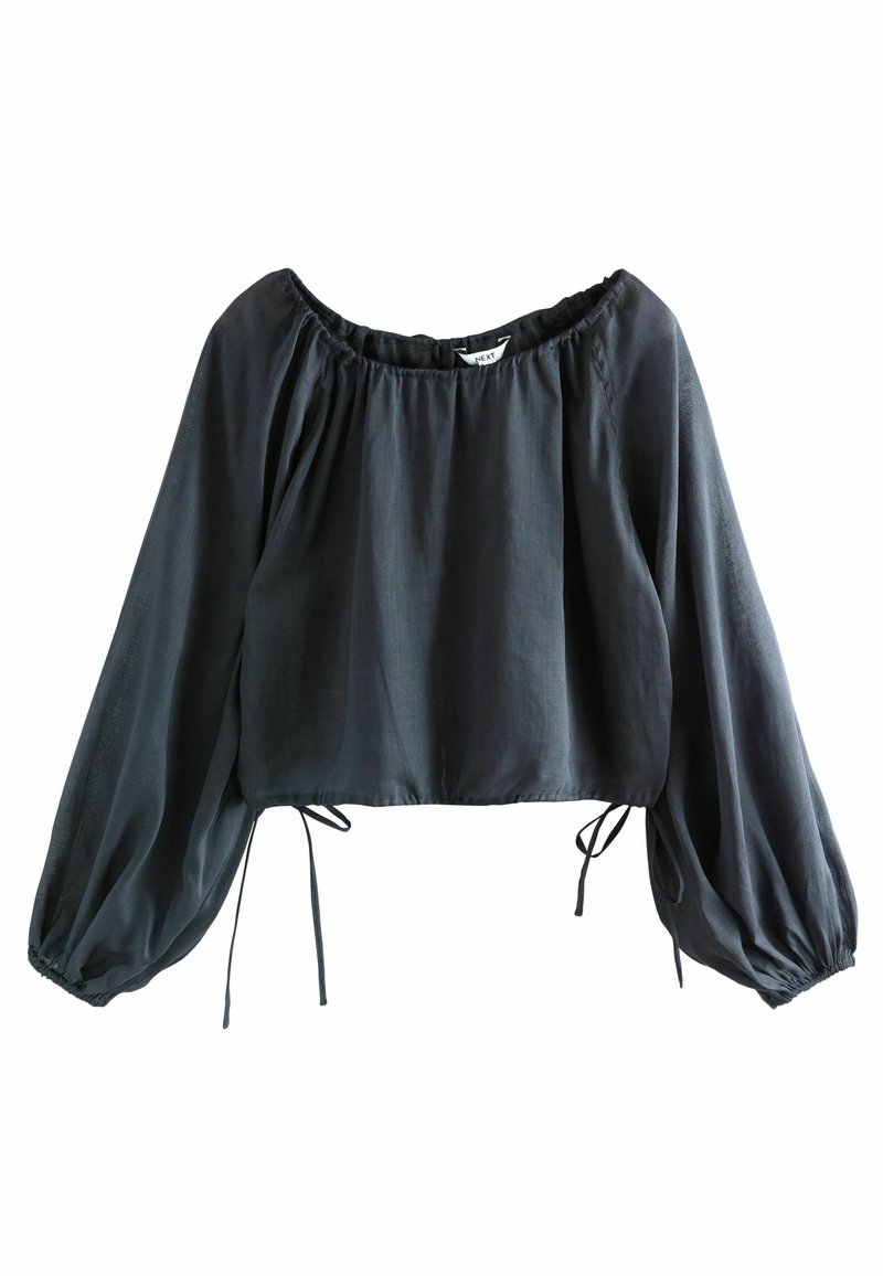 Donkergrijze, off-the-shoulder, cropped blouse met lange, opbollende mouwen; gemaakt van lichte stof; heeft trekkoorddetails bij de zoom.