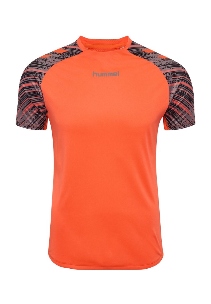 Orange atletisk t-shirt med korte ærmer. Har en glat, ensfarvet forside og et mønstret grå-sort design på ærmerne. Hummel-logoet vises.
