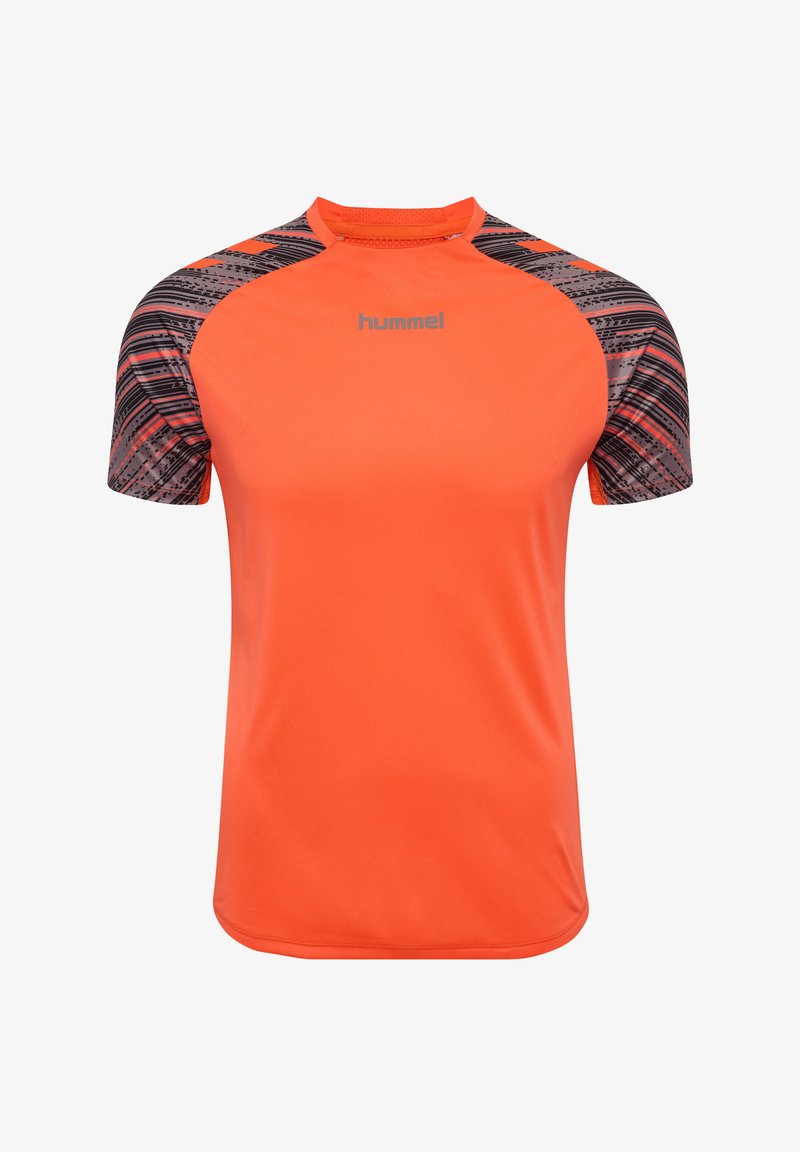 Camiseta atlética naranja de manga corta. Presenta un frente liso y sólido, y un diseño estampado en negro y gris en las mangas. Logotipo de Hummel exhibido.