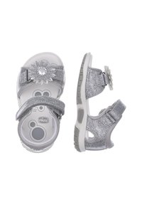 Sandali per bambini argentati con cinturini glitterati, dettagli floreali, chiusure regolabili in Velcro e una suola bianca imbottita per il massimo comfort.