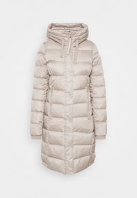 Beige pufferjas met een capuchon, voorzien van een ritssluitingen, elastische manchetten, twee zijzakken en een doorstikte textuur.