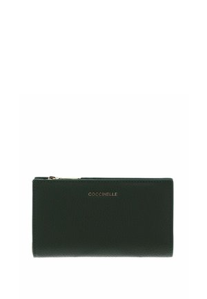 Cartera de cuero verde oscuro con cremallera dorada y el nombre de la marca Coccinelle centrado en el frente.