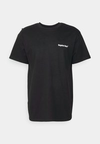 Sort bomulds T-shirt med korte ærmer, prydet med hvid tekst "glemte ansigtter" på venstre bryst. Enkel rundhalset design.
