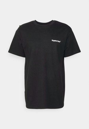 Fekete pamut póló rövid ujjakkal, bal mellen fehér „elfeledett arcok” felirattal. Egyszerű kerek nyakú kialakítás.