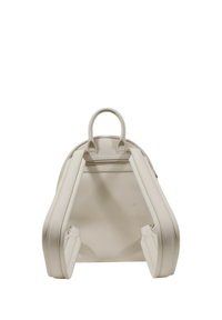 Mochila de cuero crema con forma redondeada, doble correa para los hombros, asa superior y cierre con cremallera. Textura suave y diseño minimalista.