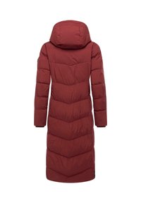 Cappotto puffer lungo con cappuccio di colore rosso scuro. Caratterizzato da una trapuntatura a chevron, maniche lunghe e orlo dritto. Materiale morbido e imbottito per isolamento.