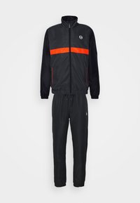 Chándal negro con una chaqueta con cremallera que presenta una franja horizontal roja. Los pantalones tienen una cintura elástica y puños. Fabricado con un material suave y ligero.