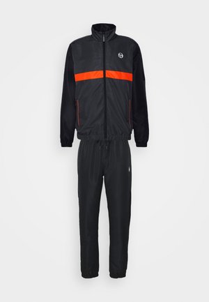 Čierny teplákový súpravy so zapínacou bundou s červeným horizontálnym pruhom. Nohavice majú elastický pás a manžety. Vyrobené z hladkého, ľahkého materiálu.