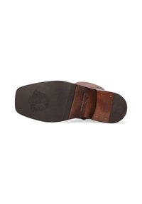Suela de zapato de cuero marrón con forma rectangular, que presenta un fondo de goma negra texturizada y detalles de logotipo en relieve.