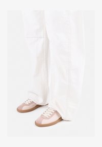 Kijelölve, blush/off white