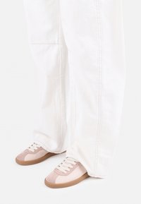BOBBIE - Αθλητικά παπούτσια - blush/off white