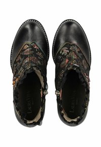 Bottes de cheville en cuir noir avec broderies florales colorées, bords festonnés et couture décorative, dotées d'une fermeture éclair sur le côté intérieur.