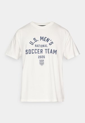 Hvit bomulls-t-skjorte med mørkeblå tekst: "U.S. MENNS NASJONALE FOTBALLAG 2026" med et skjold-design under teksten.