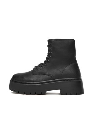 - Botki na platformie