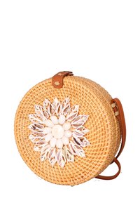 Borsa di paglia tessuta rotonda con una cinghia in pelle color cuoio, caratterizzata da un motivo decorativo con conchiglie sistemate in un modello floreale sulla parte anteriore.
