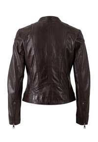 Giacca in pelle marrone con un design aderente, dotata di colletto alto, dettagli cuciti e polsini con zip. Texture liscia, finitura lucida.