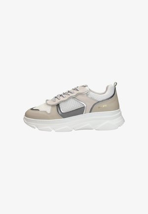 Beige en wit mesh sneaker met grijze accenten, dikke witte zool, veters aan de voorkant en gouden "RED-RAG" merknaam aan de zijkant.