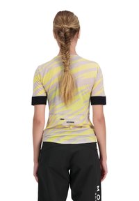 Tričko s krátkým rukávem sportovního stylu ve světlé šedé barvě se žlutými a fialovými pruhy, černé akcenty na rukávech a zadní kapsou na zip.