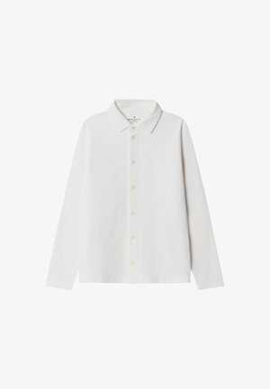 Biela košeľa s dlhým rukávom a golierom, vyrobená z bavlneného zmesi materiálov, s zapínaním na gombíky vpredu a malým logom na hrudi.