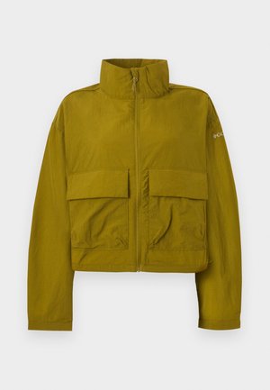 Veste courte vert olive avec col haut, fermeture éclair à l'avant et deux grandes poches à rabat sur le devant, manches longues, et discret logo sur le bras gauche.