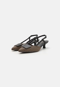 Talons slingback avec bouts pointus en matériau synthétique noir, tissu tissé avec motif à rayures, petits talons carrés et détail plat noir.