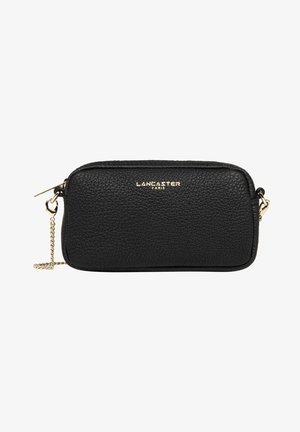 Clutch bag in pelle nera con finitura testurizzata, dettagli in oro con logo e tracolla a catena dorata. Chiusura con zip nella parte superiore. Forma rettangolare.