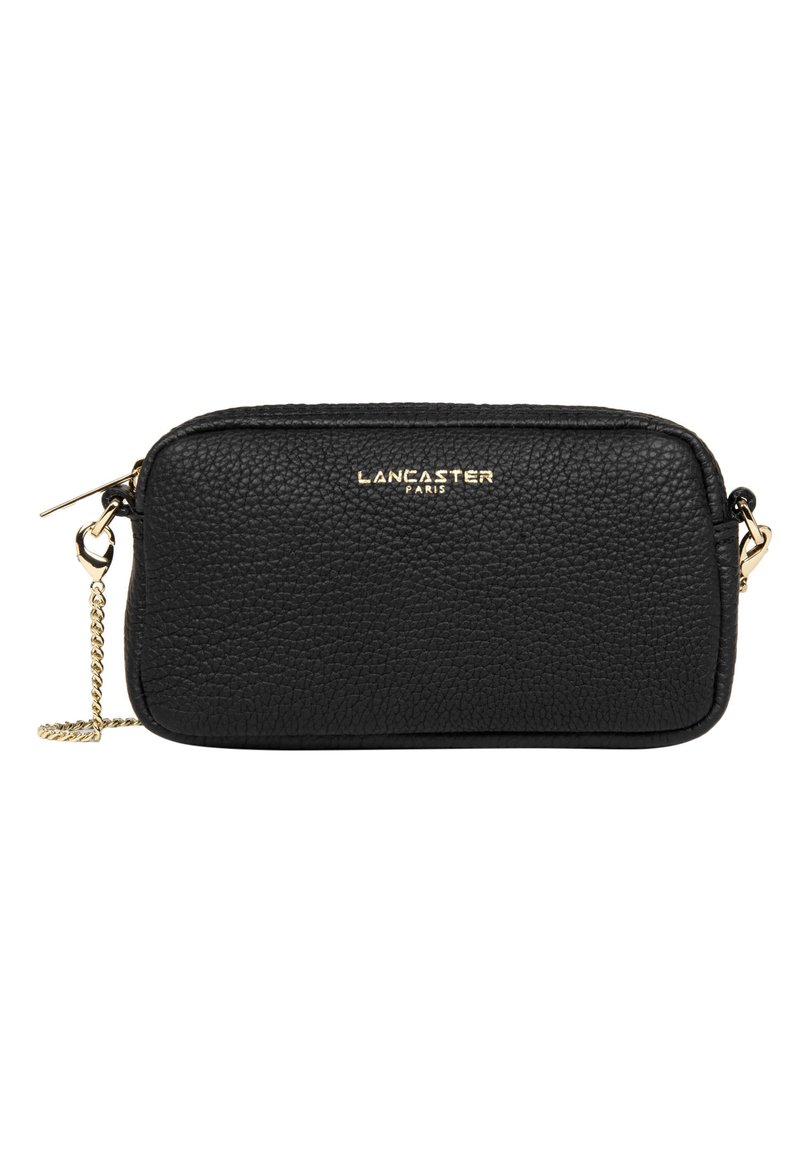 Clutch bag in pelle nera con finitura testurizzata, dettagli in oro con logo e tracolla a catena dorata. Chiusura con zip nella parte superiore. Forma rettangolare.